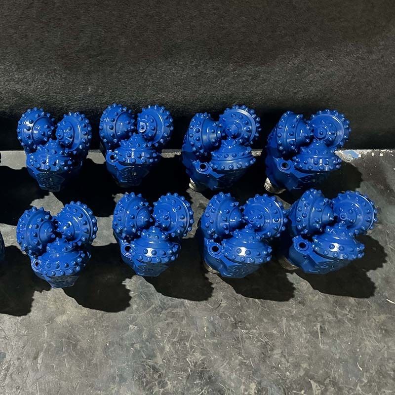 5 1/2 ইঞ্চি আইএডিসি 537 কার্বাইড রোটারি রক ড্রিল বিটস জল / তেল / গ্যাস ভাল ড্রিলিং জন্য Tricone বিট Forged ড্রিলিং টুল